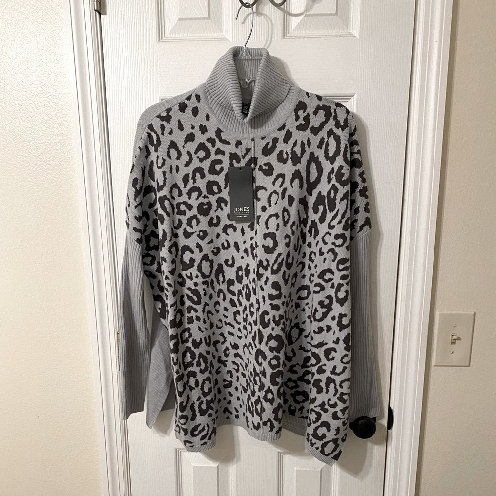 Jones New York Signature Oversized Grey Leopard Print Sweater Size Medium.